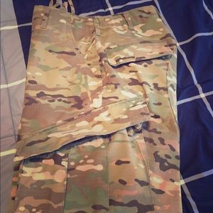 Men’s small  cammo cargo pants (never warn)